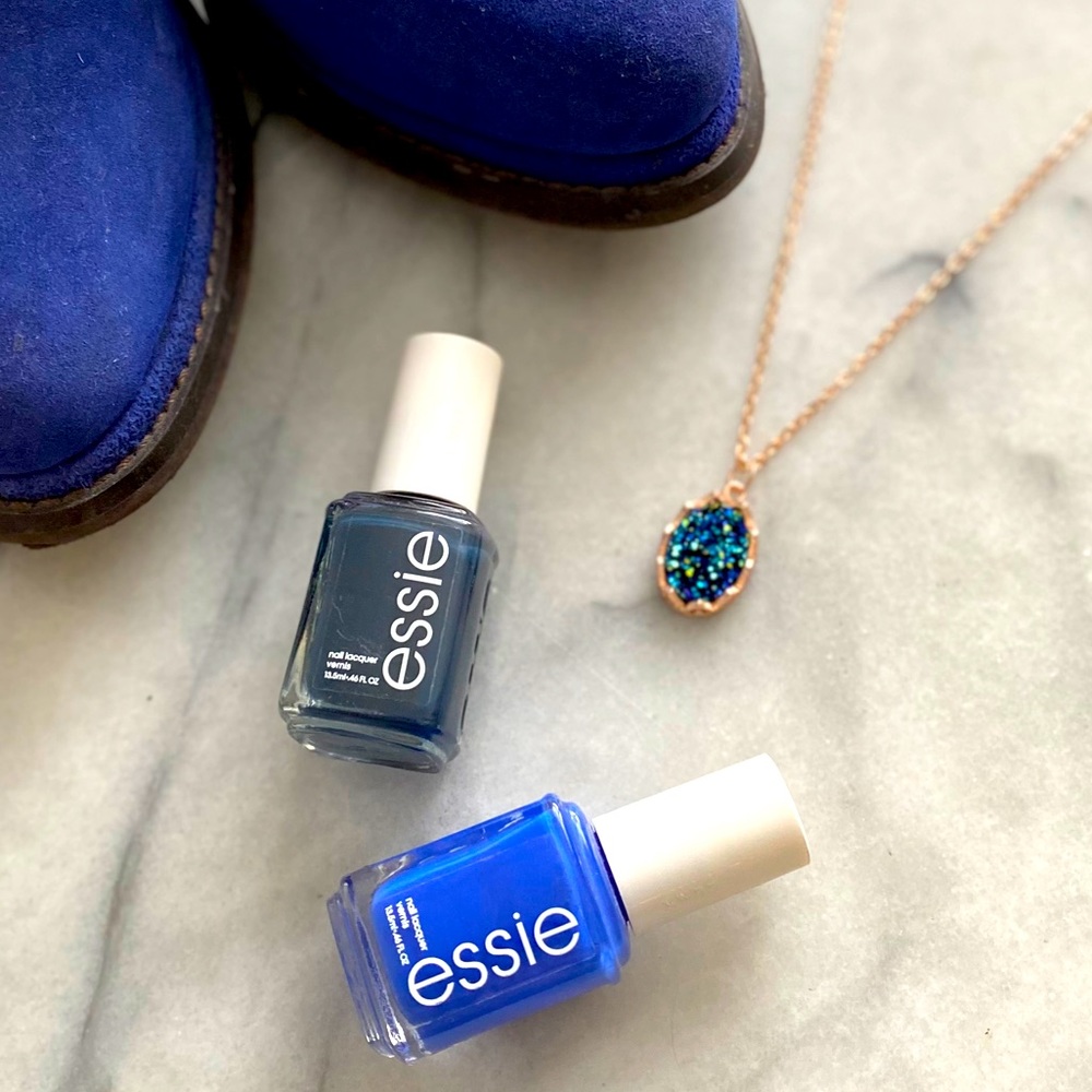 NWOT Blue druzy pendant necklace